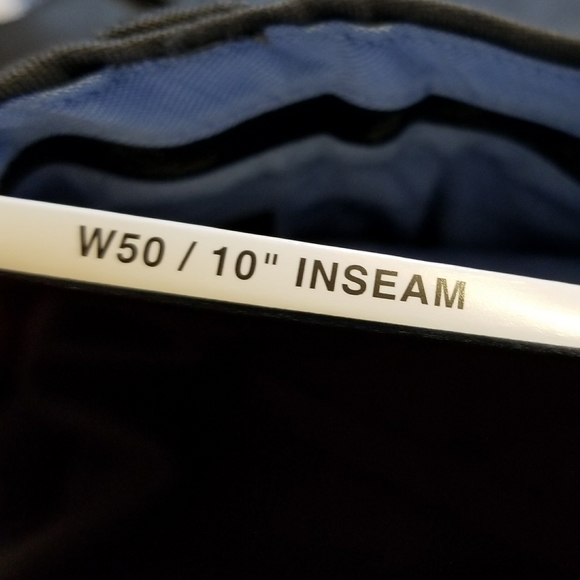 Brooks Brother's pleated khaki shorts - Picture 4 of 6